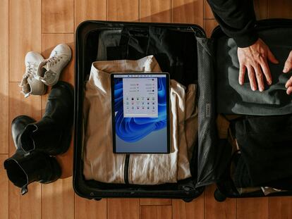 Ordenador con Windows 11 dentro de una maleta