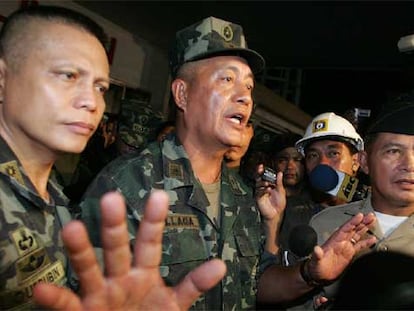 El general Nelson Aliaga (centro) habla con la prensa junto al coronel Querubín (izquierda) ayer en Manila.
