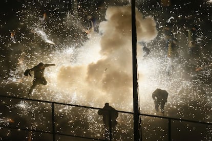 Guerra de carretillas de la Nit del Albá en Elche, durante las fiestas de la ciudad en honor a su patrona, la Virgen de la Asunción.