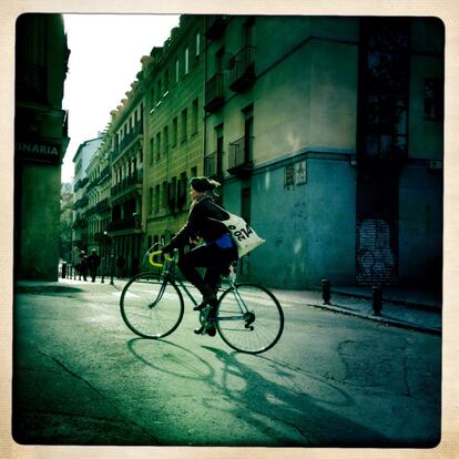 18-12-2014. Una ciclista en la calle de Don Pedro.