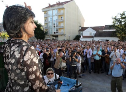 La alcaldesa de Silleda, Paula Fernández, se dirige a los manifestantes, ayer en una plaza del pueblo.