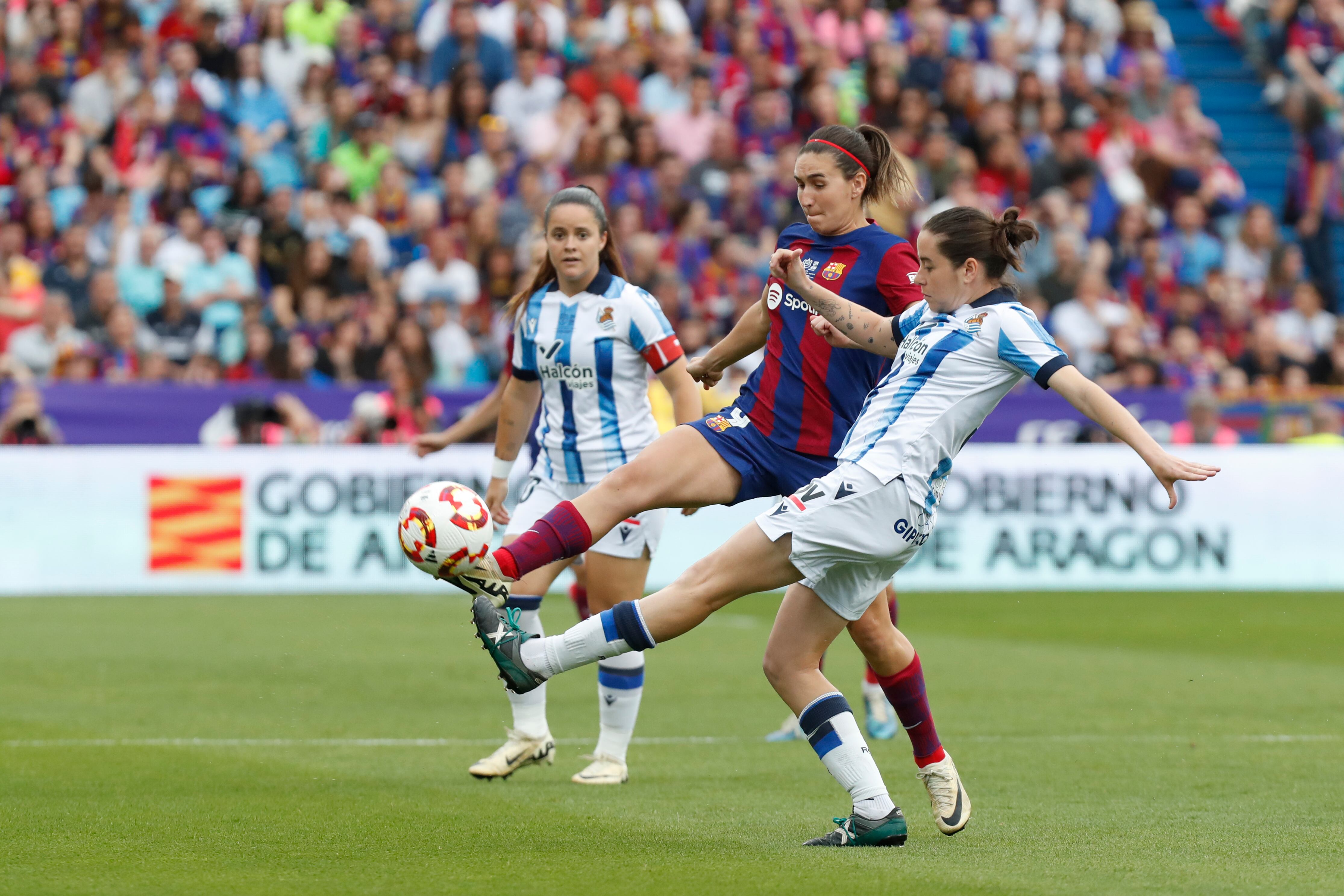 La delantera del FC Barcelona Mariona, disputa la pelota con la centrocampista de la Real Sociedad Iris Arnaiz.