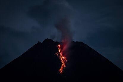 La lava desciende del volcán Merapi en Yogyakarta (Indonesia). Situado en la región central de la isla de Java, expulsó ríos de lava incandescente y registró un aumento en su actividad, lo que ha suscitado la alerta de las autoridades locales.