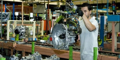 Un operario de la f&aacute;brica Renault de Sevilla participa en el montaje de la caja de cambios. EFE/Archivo