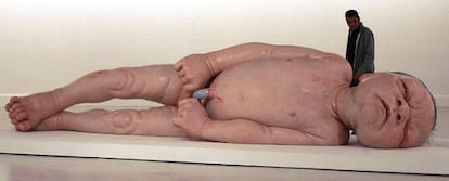 Escultura 'Una niña', de Ron Mueck, expuesta en el Centro de Arte Contemporáneo.