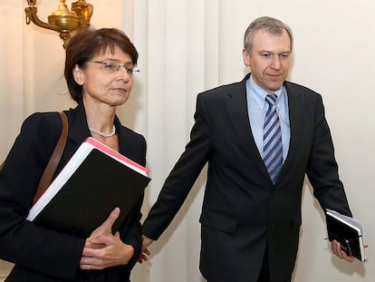 La presidenta del partido CD&V, Marianne Thyssen, y el primer ministro saliente de Bélgica, Yves Leterme