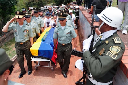 Honores a Michael Astaiza, víctima del ataque de las FARC a un helicóptero en Amalfi, Antioquia, el 25 de agosto.