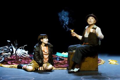 Inma Nieto y José Luis Gómez, en un momento de 'El principito'.