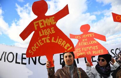 Dos mujeres en una manifestación contra la violencia machista en Marsella. 