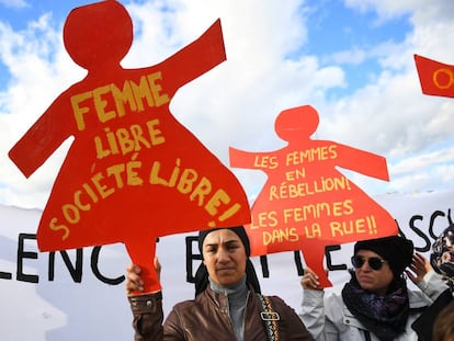 Dos mujeres en una manifestación contra la violencia machista en Marsella. 