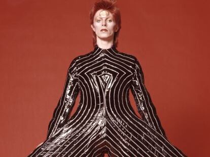 David Bowie con un diseño del japonés Kansai Yamamoto.