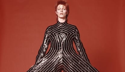 David Bowie con un diseño del japonés Kansai Yamamoto.