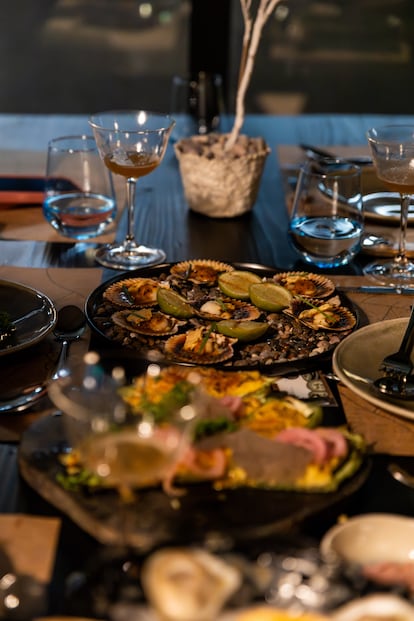 En Santiago, distintos establecimientos gastronómicos han desarrollado preparaciones específicas para este destilado.