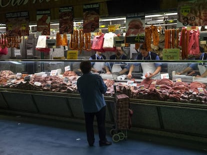 Una carnicer&iacute;a en el mercado Maravillas en Madrid