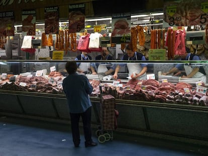 Una carnicer&iacute;a en el mercado Maravillas en Madrid