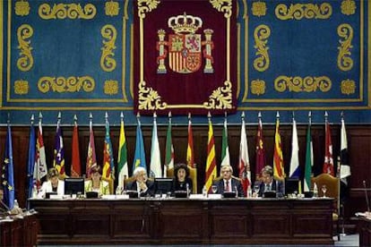 La ministra de Educación, Mercedes Cabrera (tercera desde la derecha), presenta la reforma ante el pleno del Consejo de Coordinación Universitaria.