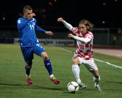 Luka Modric intenta controlar el balón ante el jugador islandés Finnbogason.