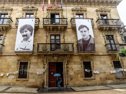 Vista de la fachada del Ayuntamiento de Ermua, en la que cuelgan fotografías de Miguel Ángel Blanco, asesinado en 1997, a la derecha, y de Sotero Mazo, asesinado en 1980, este miércoles.