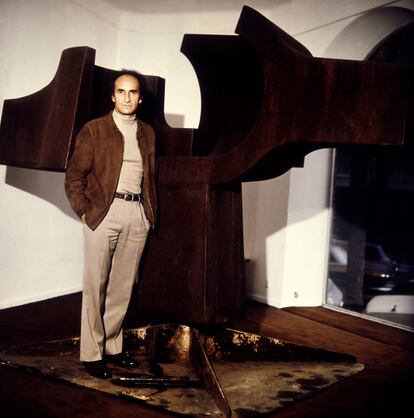 Un aniversario. La Fundación Eduardo Chillida celebra, a partir de enero de 2024, el centenario del nacimiento del artista donostiarra con un completo programa de exposiciones, publicaciones y proyectos audiovisuales y educativos a fin de acercar la obra del artista a las nuevas generaciones. Una enorme lista de eventos que han comenzado este diciembre en Asturias, y que darán la vuelta al mundo con citas en ciudades de toda la geografía española y de Latinoamérica.