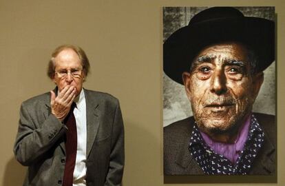 El fotógrafo Alberto Schommer posa con una de sus obras de la serie 'Fermento: Jerez 1982'