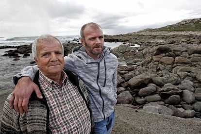 Francisco Haz Soneira, padre y Antonio Haz Amigo, hijo, percebeiros de Muxia, que participaron en las labores de limpieza del chapapote vertido por el Prestige.