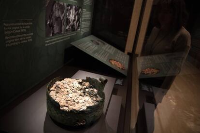 Caldero restaurado con más de 8.000 monedas romanas que se expone en el Museo Arqueológico Nacional.