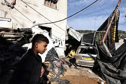 Varias personas inspeccionan los daños causados tras una incursión israelí en el campo de refugiados de Nur Shams en  Cisjordania, este domingo. 