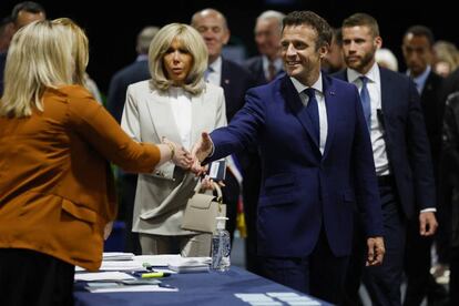 Emmanuel Macron, favorito para la reelección en la segunda vuelta de las presidenciales francesas de este domingo, vota en la localidad de Le Touquet acompañado de su esposa, Brigitte.