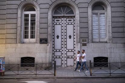 En la imagen, fachada del número 49 de la calle San Bernardo en Madrid, donde se encontraba la Universidad Central de Madrid en la cual Benito Pérez Galdós estudió. Actualmente pertenece a la Universidad Complutense de Madrid y es una escuela de relaciones laborales.