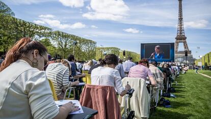 Participantes en el 'Grande Dictee des Jeux', un concurso de dictados, esta vez dedicado a los deportes, en el Campo de Marte en París, a 100 días de la inauguración de los Juegos Olímpicos.