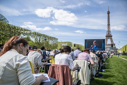 Participantes en el 'Grande Dictee des Jeux', un concurso de dictados, esta vez dedicado a los deportes, en el Campo de Marte en París, a 100 días de la inauguración de los Juegos Olímpicos.