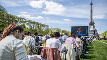 Participantes en el 'Grande Dictee des Jeux', un concurso de dictados, esta vez dedicado a los deportes, en el Campo de Marte en París, a 100 días de la inauguración de los Juegos Olímpicos.