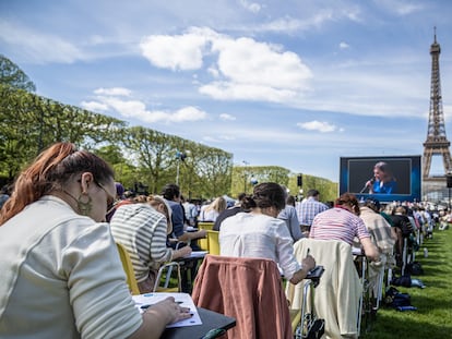 Participantes en el 'Grande Dictee des Jeux', un concurso de dictados, esta vez dedicado a los deportes, en el Campo de Marte en París, a 100 días de la inauguración de los Juegos Olímpicos.