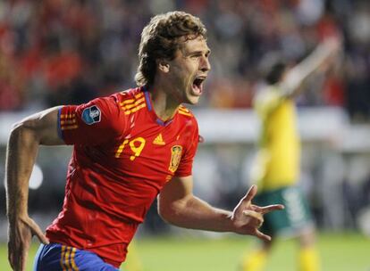 Llorente celebra un gol con España ante Lituania.