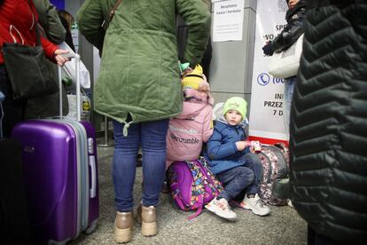 Refugiados ucranios, en la estación de Cracovia (Polonia).