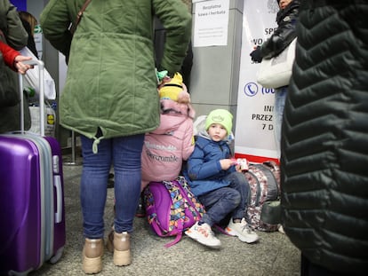 Refugiados ucranios, en la estación de Cracovia (Polonia).