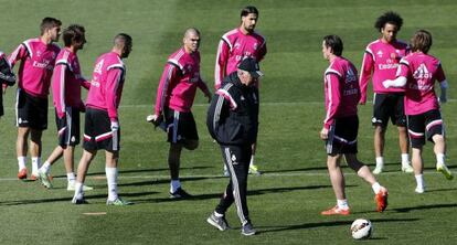 Carlo Ancelotti, rodeado por sus jugadores, en el entrenamiento del Madrid