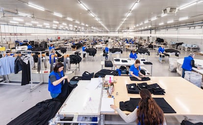 Sala de costureras en Polopique. Todo el proceso final se hace a mano. Aquí se cose a cada prenda el sistema electrónico RFID. En 12 horas estos productos estarán en el centro de distribución de Zaragoza.