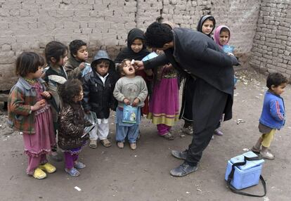 Un trabajador de los servicios sanitarios suministra la vacuna de la polio a un niño en Jalalabad (Afganistán). Naciones Unidas y el Gobierno afgano aseguraron que ven posible la erradicación de la polio en Afganistán en 2017.