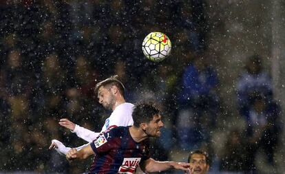 Adrián, autor del gol del Eibar, disputa un balón.