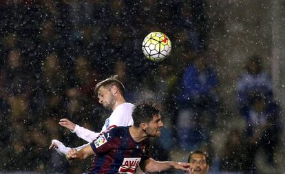 Adri&aacute;n, autor del gol del Eibar, disputa un bal&oacute;n.