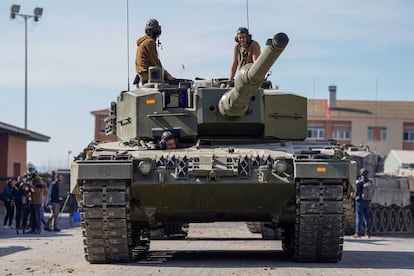 Soldados ucranios operan un tanque Leopard 2A4 en un ejercicio de entrenamiento en la base militar de San Gregorio en Zaragoza, en marzo de 2023.