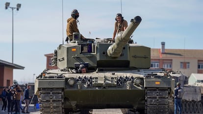 Militares ucranios entrenan con tanques Leopard 2A4 de fabricación alemana, en la base militar de San Gregorio, en Zaragoza, el año pasado.