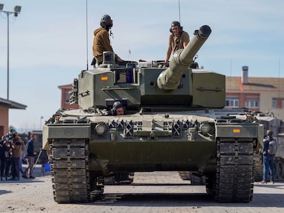 Soldados ucranios operan un tanque Leopard 2A4 en un ejercicio de entrenamiento en la base militar de San Gregorio en Zaragoza, en marzo de 2023.