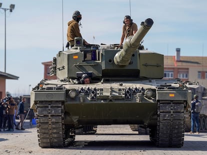 Soldados ucranios operaban un tanque Leopard 2A4 en un ejercicio de entrenamiento en la base militar de San Gregorio en Zaragoza, en marzo de 2023.