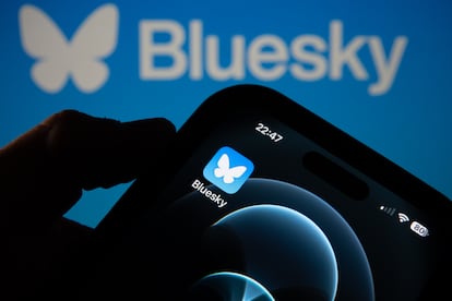 Un smartphone con el logotipo de la aplicación de redes sociales Bluesky.