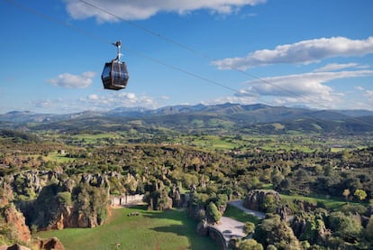 Vista del parque de la Naturaleza de Cabárceno, en Cantabria, y su funicular.