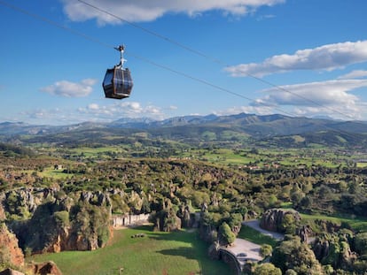 Vista del parque de la Naturaleza de Cabárceno, en Cantabria, y su funicular.