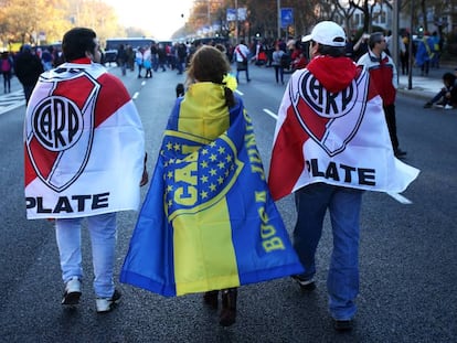 Aficionados del Boca Juniors y de River Plate esperan la final de la Copa Libertadores en Madrid