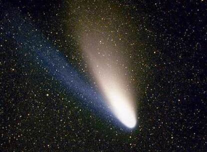 El cometa Hale-Bopp. La cola azulada está constituida, principalmente, por gases. La cola blanca o amarillenta, por pequeños granos de polvo que reflejan la luz solar.